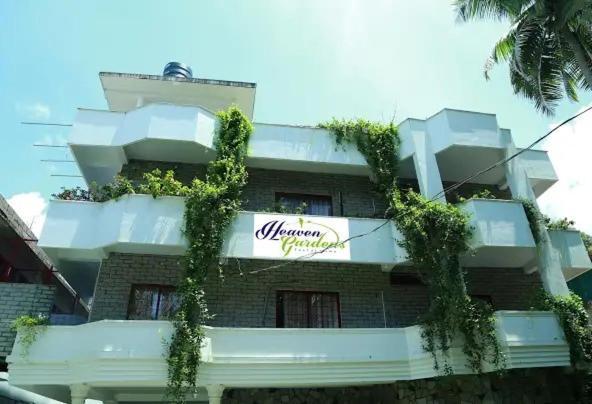 Heaven Gardens Hotel Kochi ภายนอก รูปภาพ